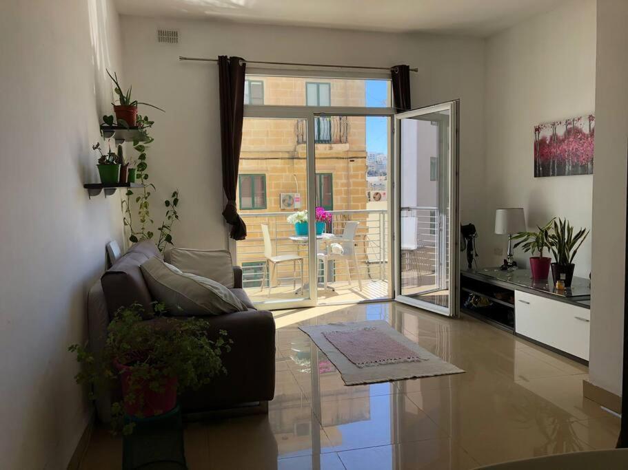 Well Located 2 Bedroom Flat In St.Julians سانت جوليان المظهر الخارجي الصورة