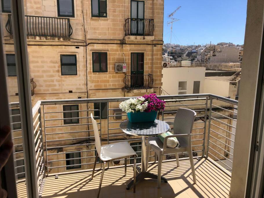 Well Located 2 Bedroom Flat In St.Julians سانت جوليان المظهر الخارجي الصورة